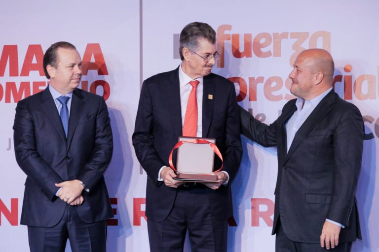 Recibe el Consejo Regulador del Tequila Medalla de Honor de CANACO GDL