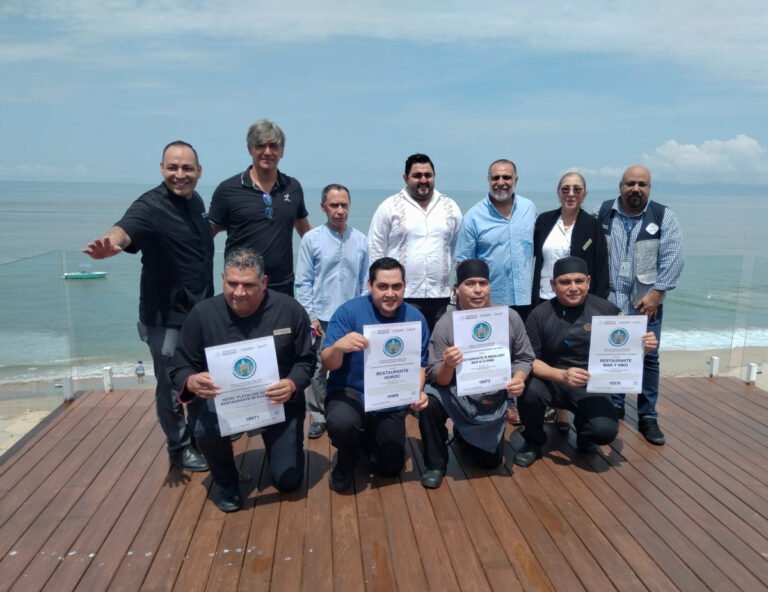 Entrega Secturjal 8 Distintivos H a restaurantes y hoteles en Puerto Vallarta