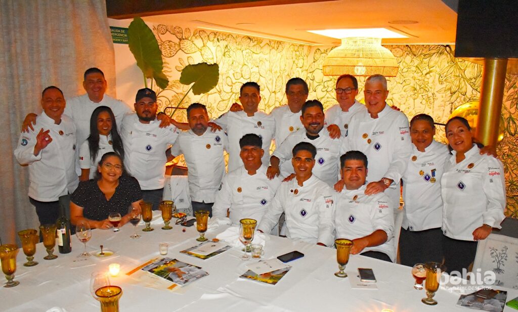 Un grupo de chefs de Vatel Club Vallarta-Nayarit reunidos alrededor de una mesa. 