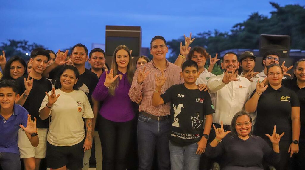 Hector Javier Santana reafirma su compromiso con la inclusion durante evento en la Universidad Tecnologica de Bahia de Banderas 01 On Bahia Magazine Destinos Ayuntamiento Bahia de Banderas Entrada