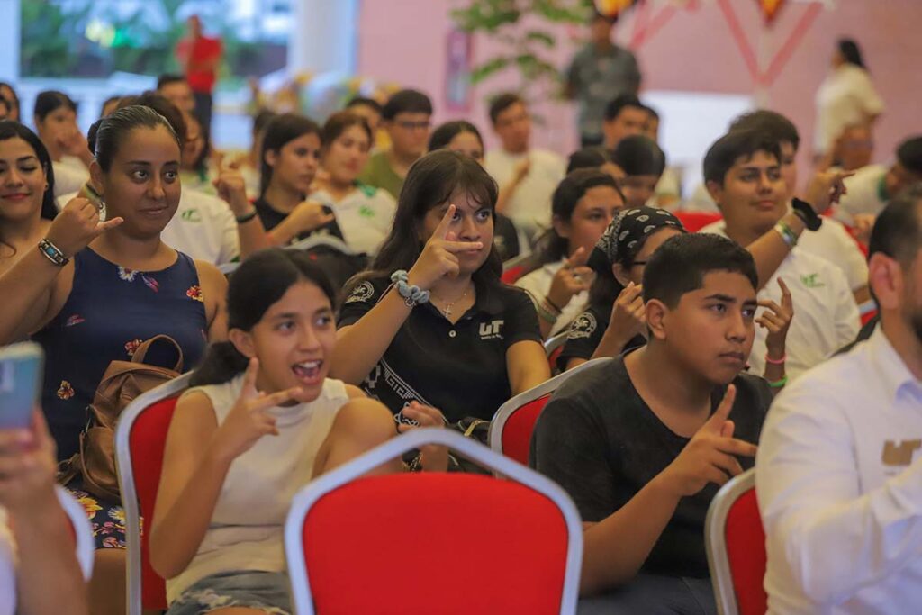 Hector Javier Santana reafirma su compromiso con la inclusion durante evento en la Universidad Tecnologica de Bahia de Banderas 06 On Bahia Magazine Destinos Ayuntamiento Bahia de Banderas Entrada