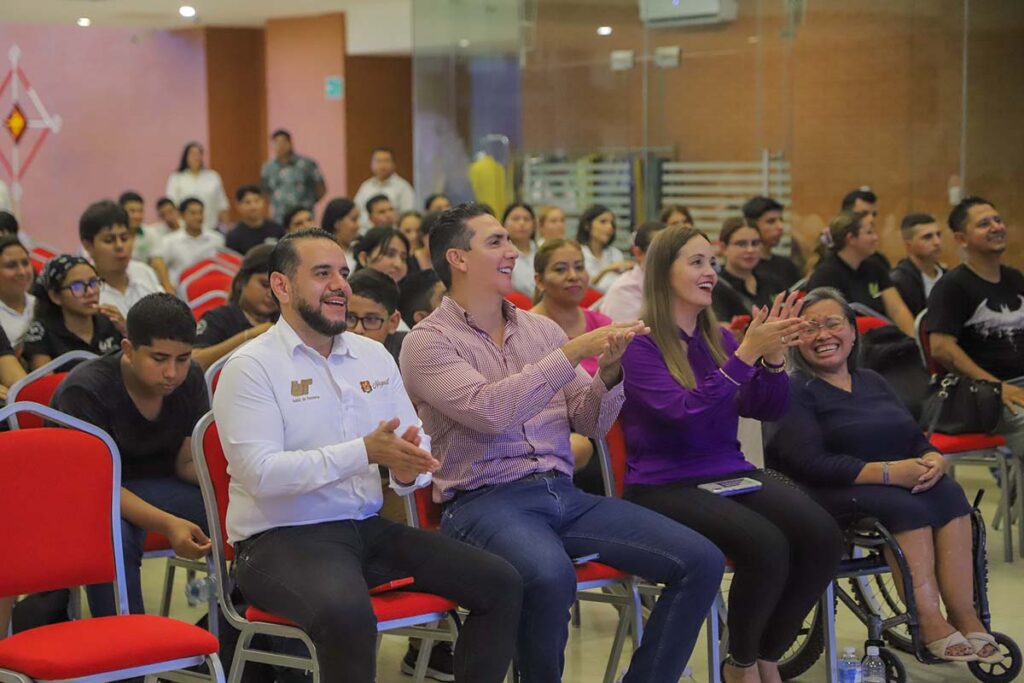 Hector Javier Santana reafirma su compromiso con la inclusion durante evento en la Universidad Tecnologica de Bahia de Banderas 07 On Bahia Magazine Destinos Ayuntamiento Bahia de Banderas Entrada