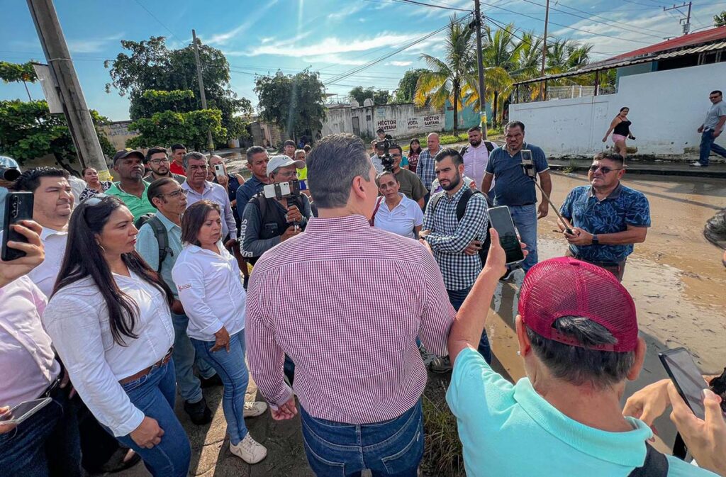 Hector Santana continua rehabilitando vialidades en Bahia de Banderas 02 On Bahia Magazine Destinos Ayuntamiento Bahia de Banderas Entrada