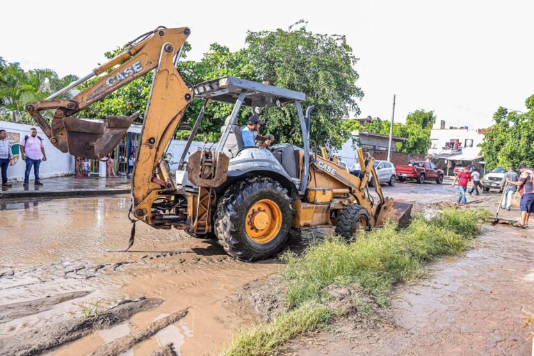Héctor Santana continúa rehabilitando vialidades en Bahía de Banderas