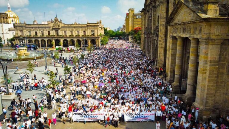 Participan miles de personas en ‘Marcha por la Defensa de Jalisco’