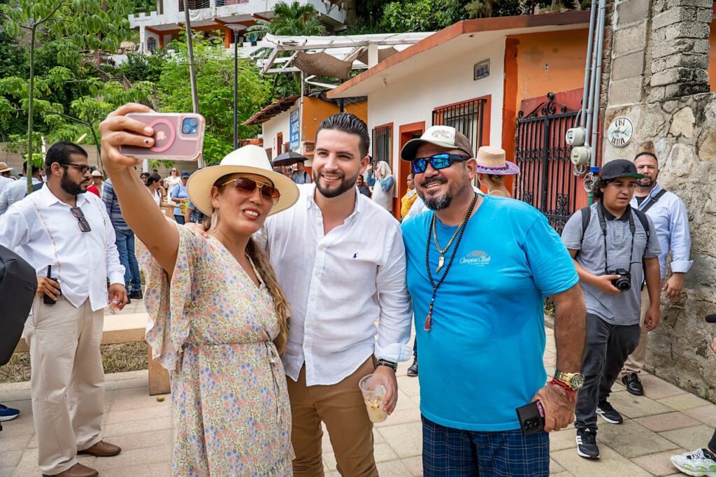 Trabajaran en conjunto Luis Munguia y Pablo Lemus por el bien de los vallartenses 09 On Bahia Magazine Destinos Ayuntamiento de Puerto Vallarta Entrada