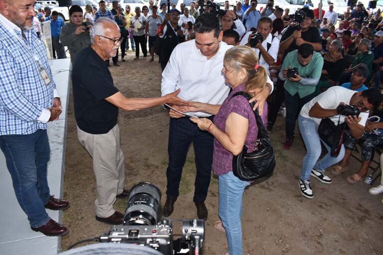 Héctor Santana y Miguel Ángel Navarro entregan escrituras en Villas Miramar