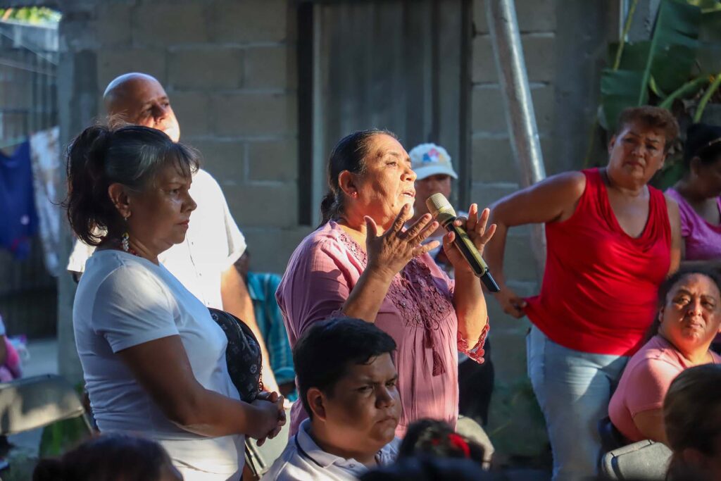 Hector Santana hace compromisos con vecinos de Villas Miramar 02 On Bahia Magazine Destinos Ayuntamiento Bahia de Banderas Entrada