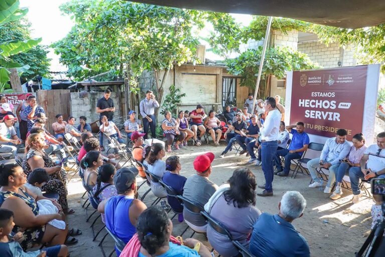 Héctor Santana hace compromisos con vecinos de Villas Miramar