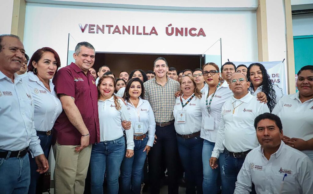 Inaugura el alcalde Hector Santana Ventanilla Unica de Padron y Licencias en Bucerias 06 On Bahia Magazine Destinos Ayuntamiento Bahia de Banderas Entrada