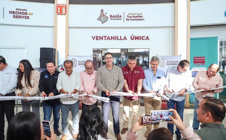 Inaugura el alcalde Héctor Santana Ventanilla Única de Padrón y Licencias en Bucerías