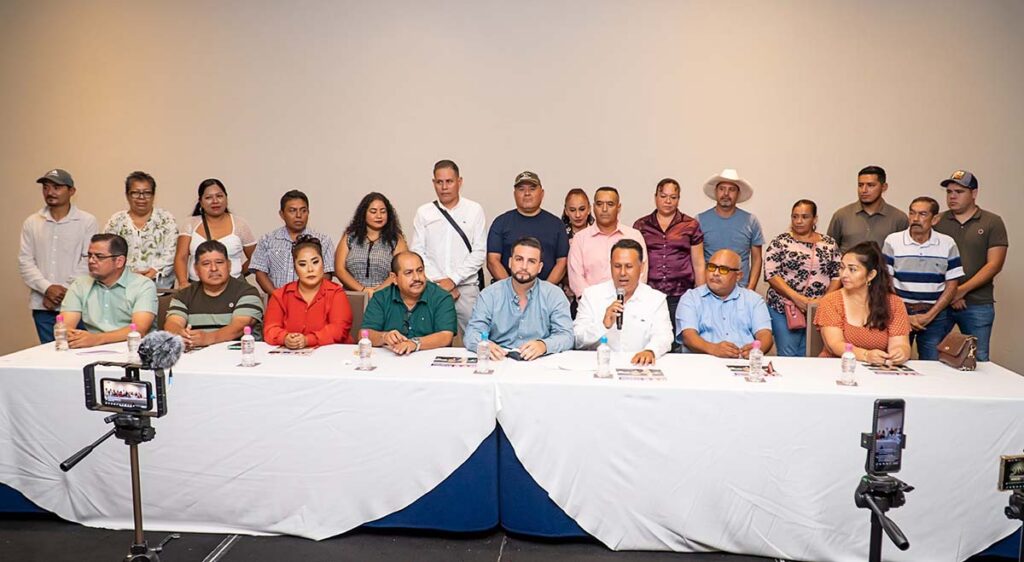 Presenta Luis Munguia a los nuevos delegados y agentes municipales 01 On Bahia Magazine Destinos Ayuntamiento de Puerto Vallarta Entrada