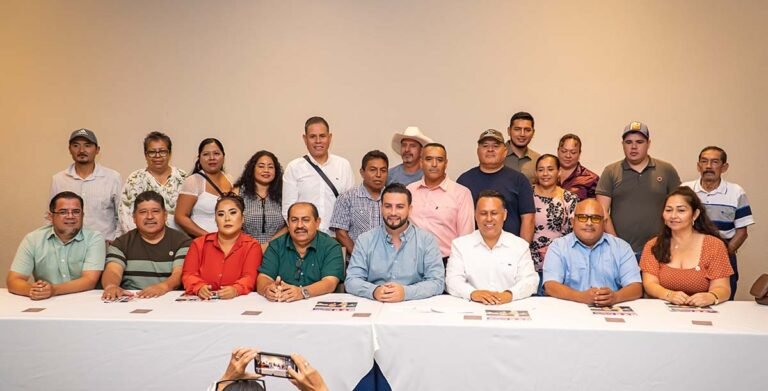 Presenta Luis Munguía a los nuevos delegados y agentes municipales