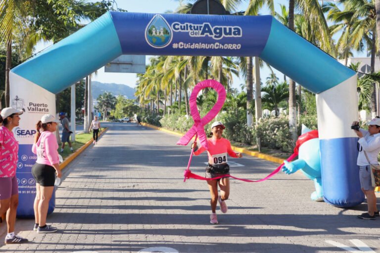 Exitosa carrera en Puerto Vallarta por la detección temprana del cáncer de mama