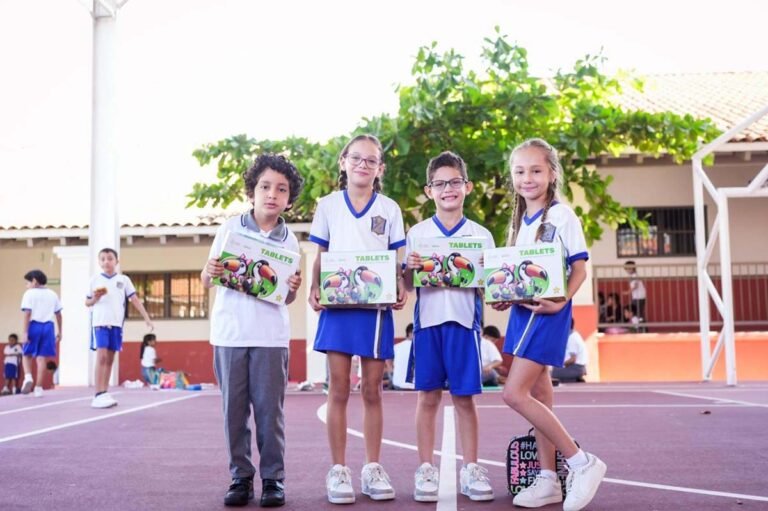 Entrega de tabletas electrónicas para estudiantes en Puerto Vallarta