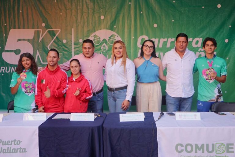 Familias vallartenses se suman a la Primera Carrera Navideña