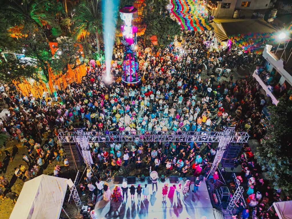 Festival Internacional de Dia de Muertos en Bahia de Banderas con un vibrante desfile en Sayulita 02