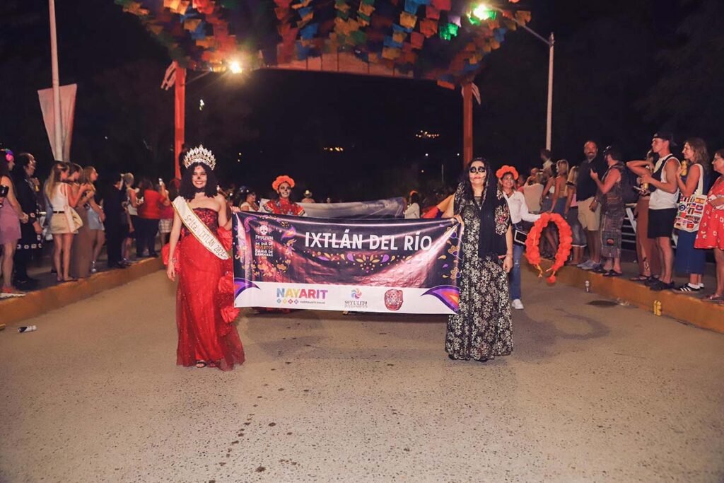 Festival Internacional de Dia de Muertos en Bahia de Banderas con un vibrante desfile en Sayulita 12