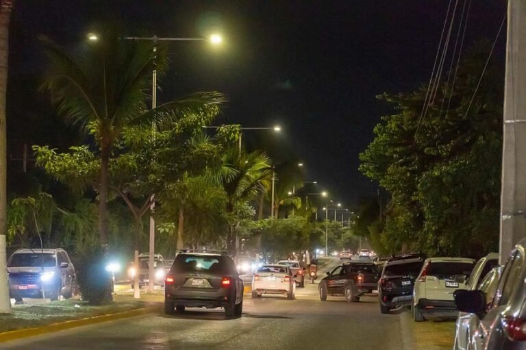 Inaugura Munguía importante obra de alumbrado público en Av. México