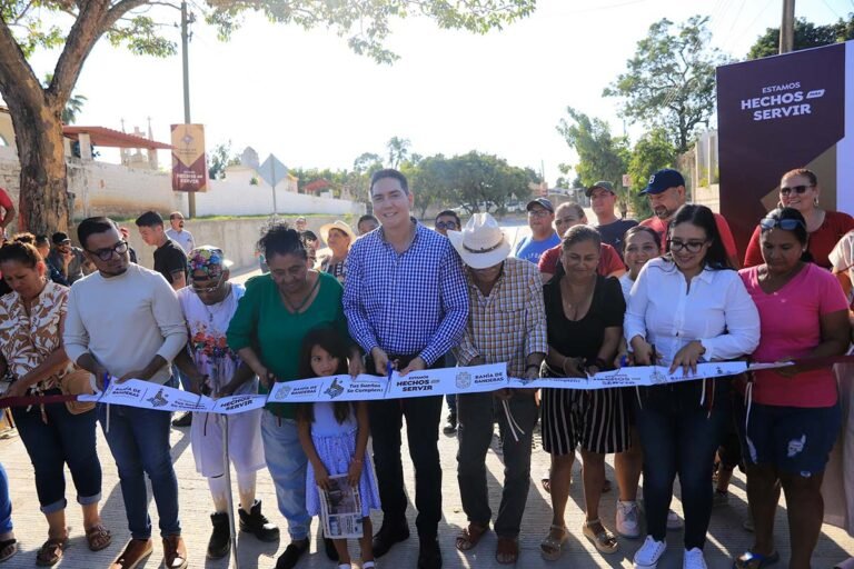 Héctor Santana inaugura la calle Morelia en Valle de Banderas