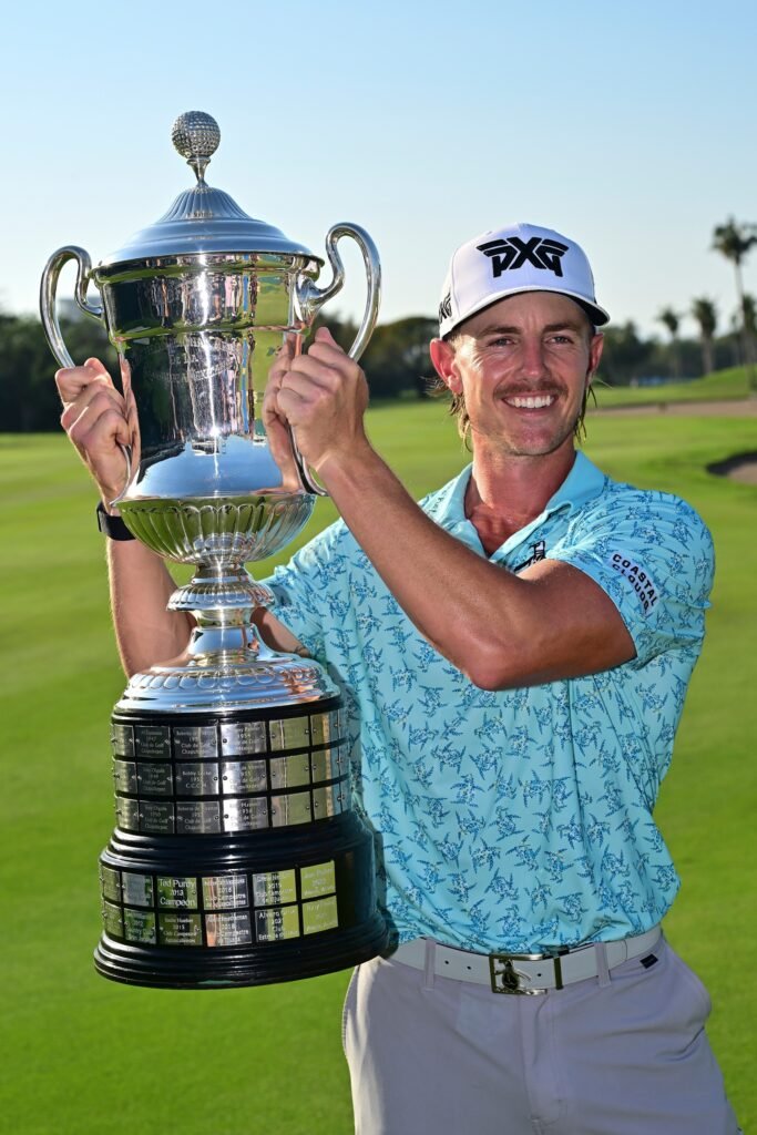 Un jugador de golf sosteniendo la copa de campeón del México Open at Vidanta 2024.