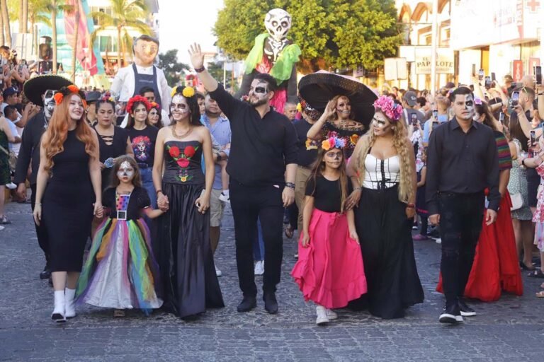 El presidente Luis Munguía encabeza desfile del Día de Muertos