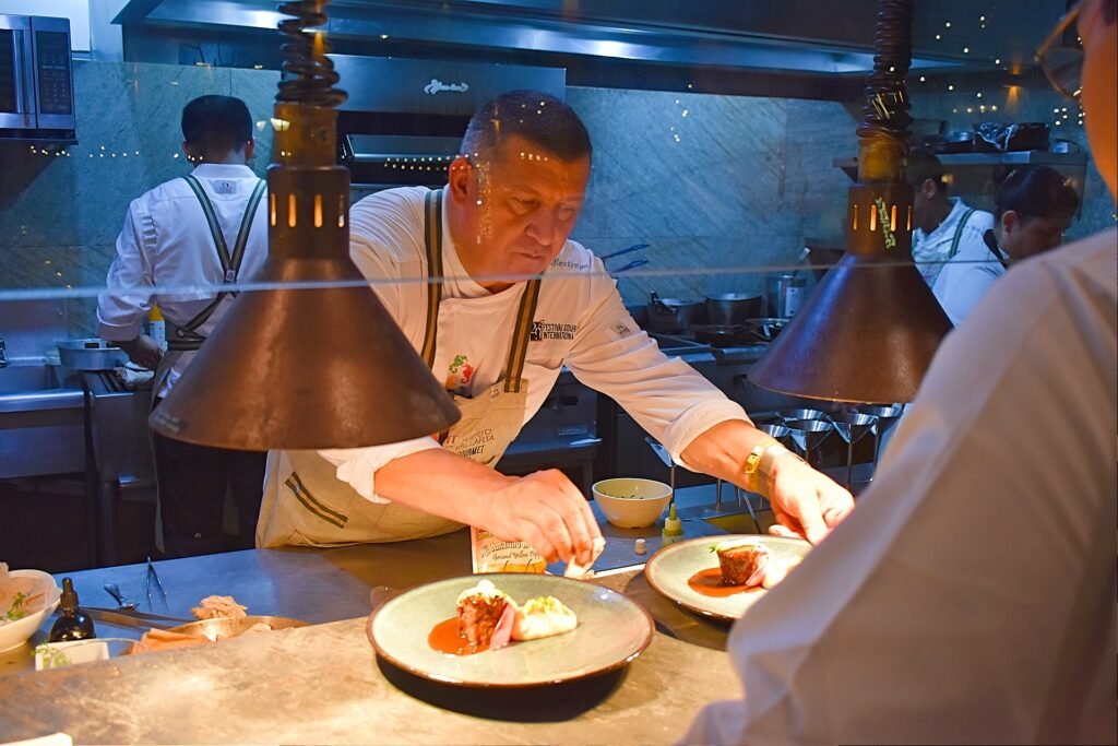 Chef Pedro Nel Restrepo en la cocina del restaurante Noroc de Puerto Vallarta.