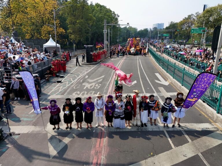 Desfile de Día de Muertos en la CDMX congrega a 1 millón 300 mil personas: Clara Brugada