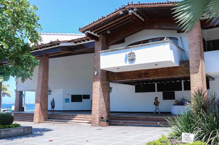 Ayuntamiento mantiene atención en este periodo vacacional