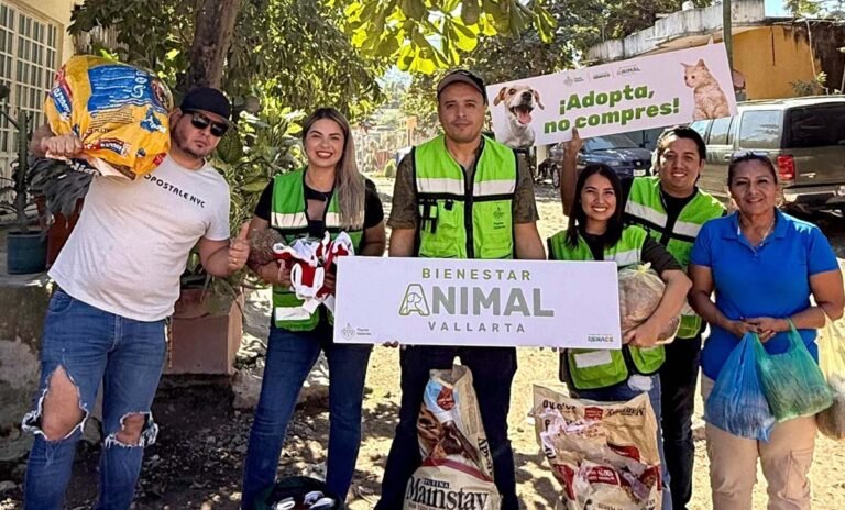 Bienestar Animal reparte suéteres y alimento para mascotas esta navidad