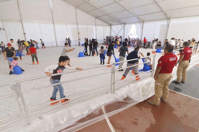 Disfrutan familias vallartenses de la pista de hielo en La Lija