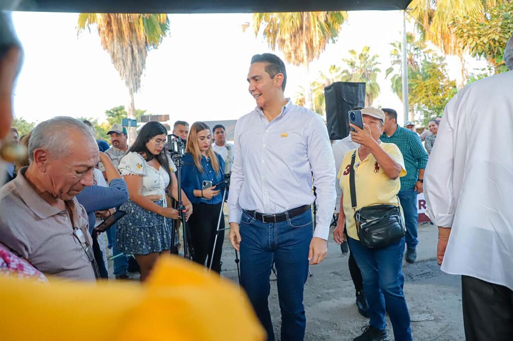 El gobernador Miguel Angel Navarro Quintero y el alcalde Hector Santana arrancan obra en Valle Dorado 02