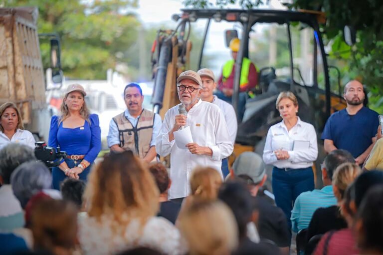 El gobernador Miguel Ángel Navarro Quintero y el alcalde Héctor Santana arrancan obra en Valle Dorado