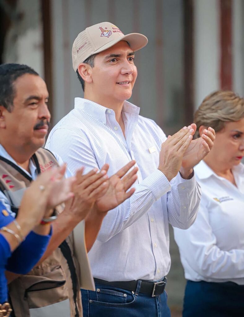 El gobernador Miguel Angel Navarro Quintero y el alcalde Hector Santana arrancan obra en Valle Dorado 05