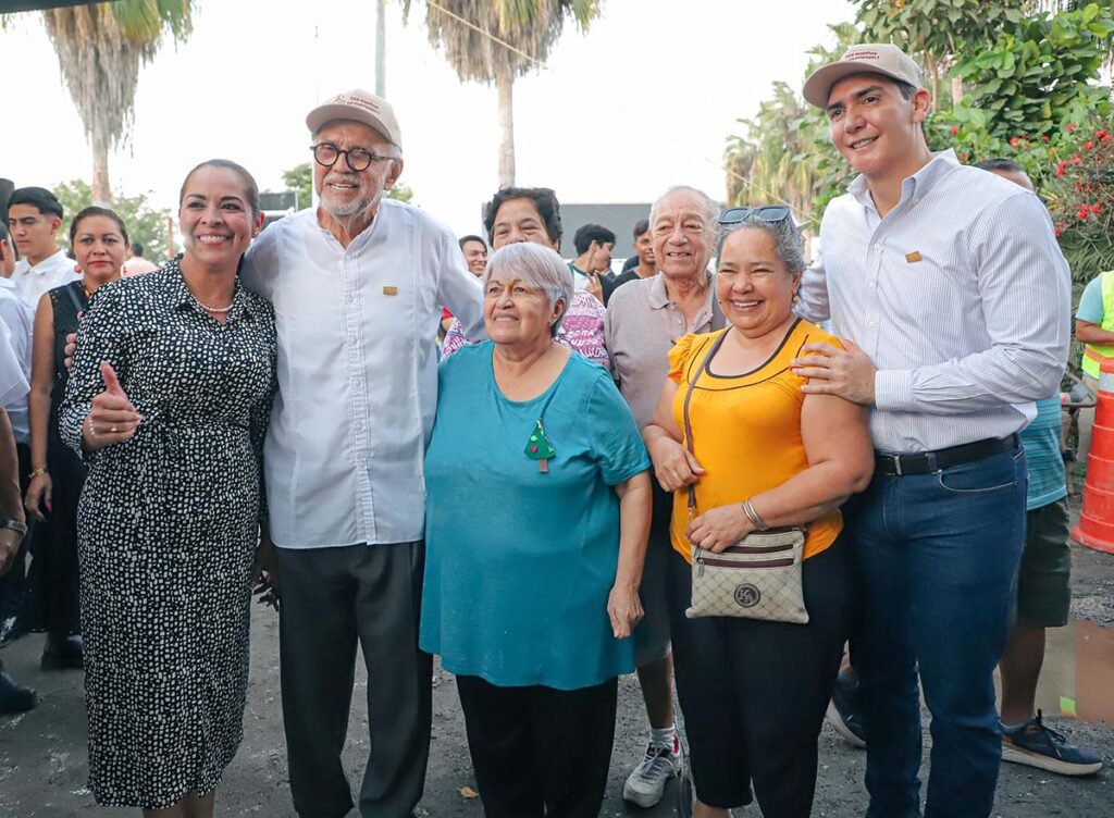 El gobernador Miguel Angel Navarro Quintero y el alcalde Hector Santana arrancan obra en Valle Dorado 08