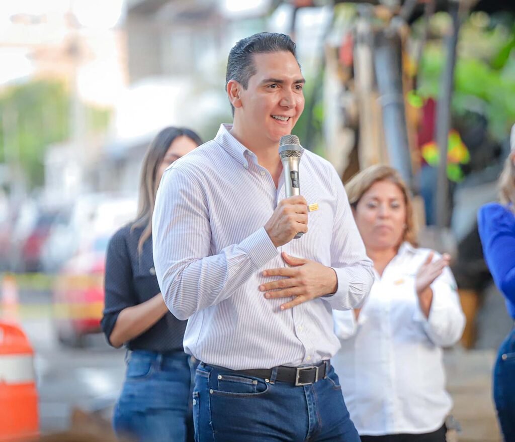 El gobernador Miguel Angel Navarro Quintero y el alcalde Hector Santana arrancan obra en Valle Dorado 09