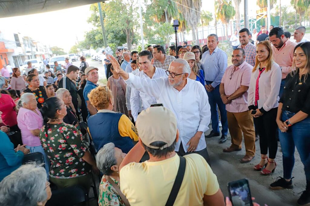 El gobernador Miguel Angel Navarro Quintero y el alcalde Hector Santana arrancan obra en Valle Dorado 11