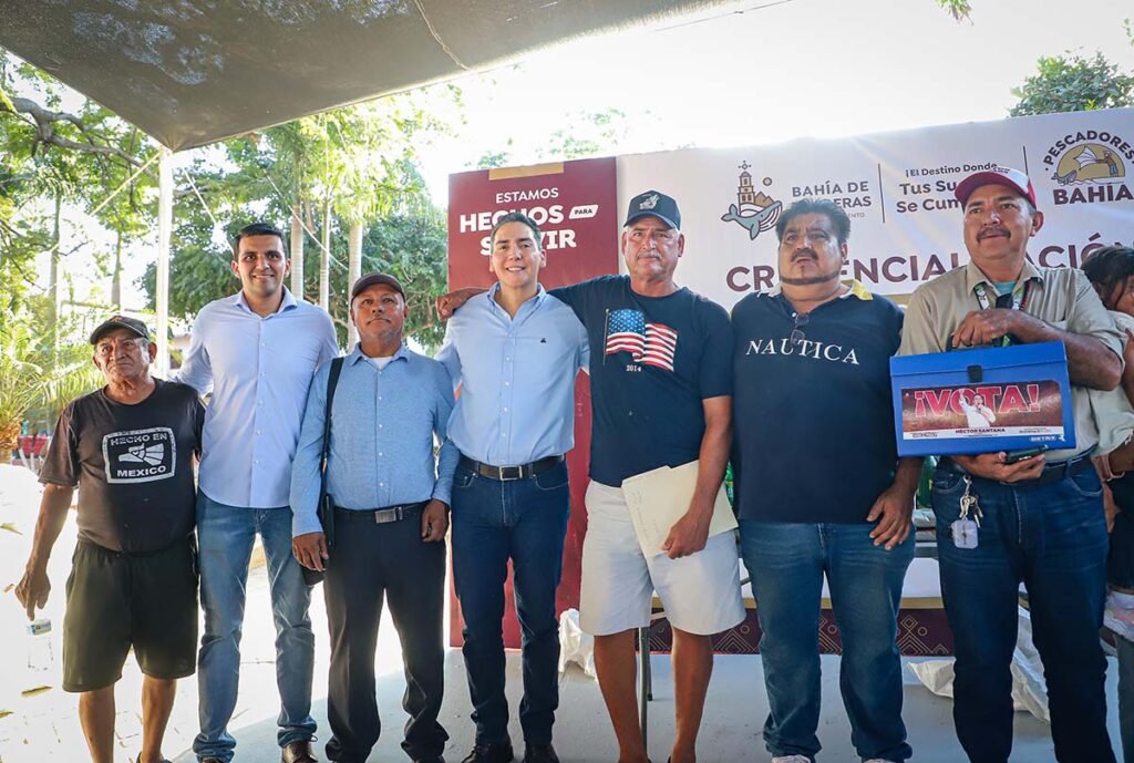 Entrega Hector Santana arcones Navidenos a los pescadores de Bahia de Banderas 04