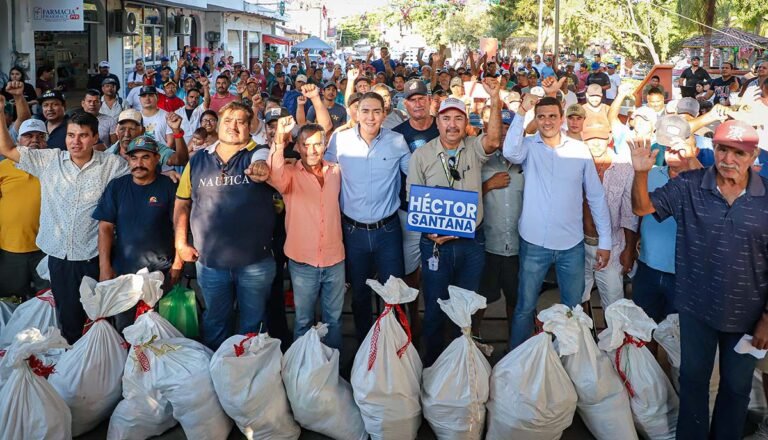Entrega Héctor Santana arcones Navideños a los pescadores de Bahía de Banderas