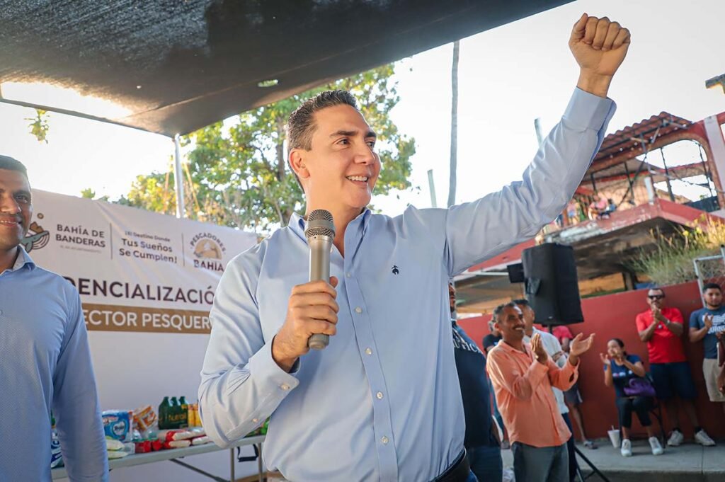 Entrega Hector Santana arcones Navidenos a los pescadores de Bahia de Banderas 07