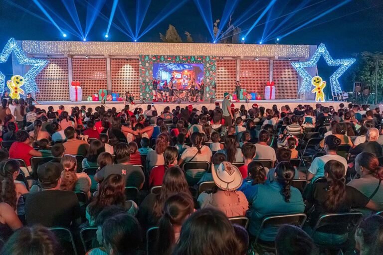 Gobierno de Munguía lleva alegría a las colonias con posadas navideñas