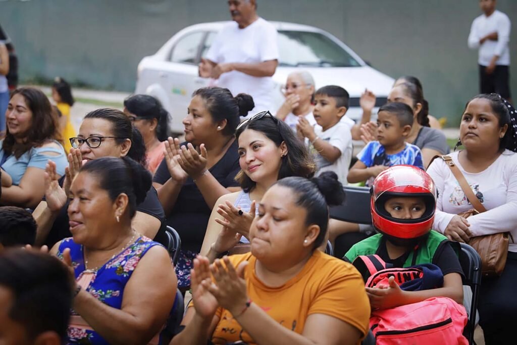 Gobierno del Bien regala una Feliz Navidad a vecinos de Las Vistas 03