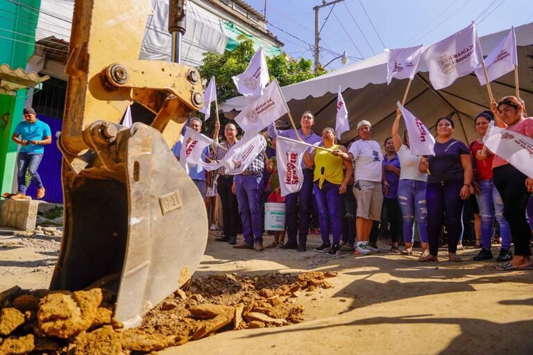 Héctor Santana arranca pavimentación de la calle Guadalupe Victoria en Bucerías