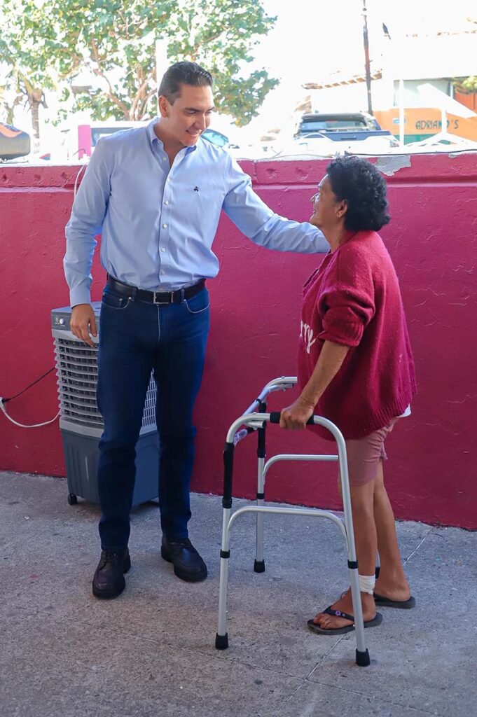 Hector Santana atiende a ciudadanos de Bucerias durante la decima Audiencia Ciudadana 02