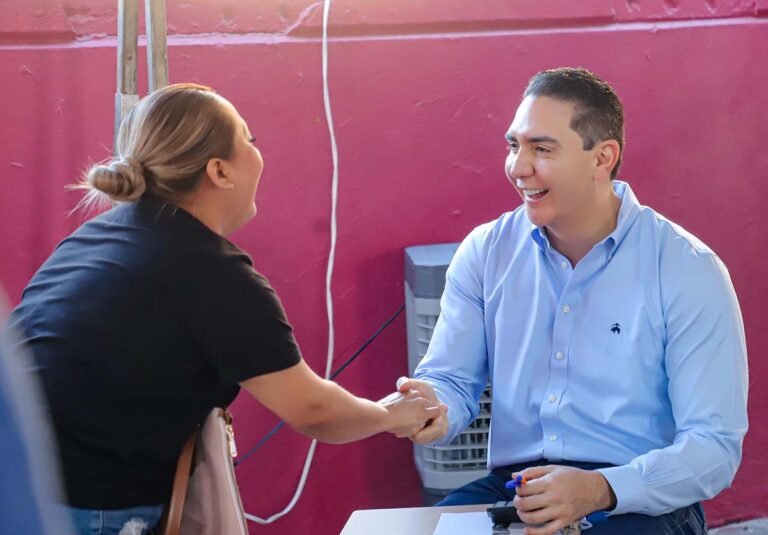 Héctor Santana atiende a ciudadanos de Bucerías durante la décima Audiencia Ciudadana
