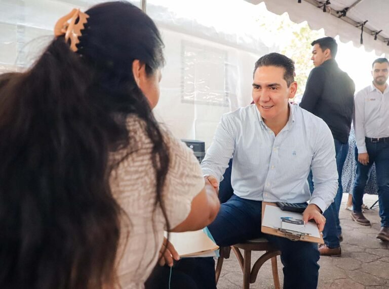 Héctor Santana atiende a más de 200 ciudadanos en Valle Dorado