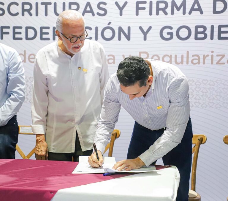 Miguel Ángel Navarro y Héctor Santana impulsan vivienda social y entregan escrituras en Bahía de Banderas