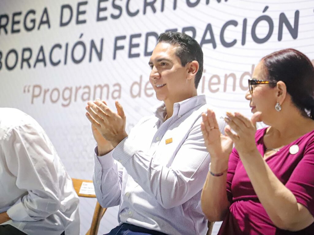 Miguel Angel Navarro y Hector Santana impulsan vivienda social y entregan escrituras en Bahia de Banderas 04