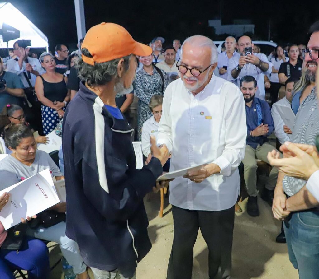 Miguel Angel Navarro y Hector Santana impulsan vivienda social y entregan escrituras en Bahia de Banderas 07