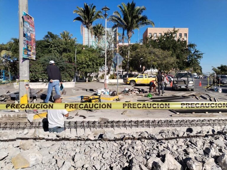 Rehabilita Obras Públicas boca de tormenta en Av. México